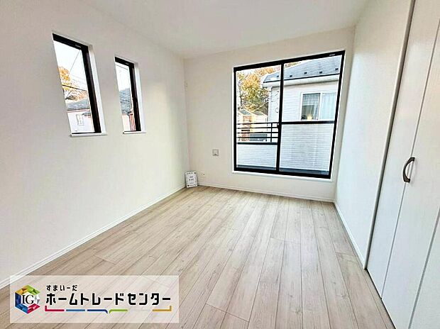 【リビング以外の居室】※B号棟
全居室2面採光を確保した明るい室内は、風通しも良く、大変居心地の良い空間となっております。爽やかな風を感じて起きる朝は、快適生活の始まりに♪