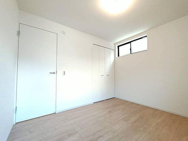 【リビング以外の居室】充分な広さの収納を備え、普段使いの洋服も選ぶのが楽しくなりそう♪採光良好な洋室は、快適空間。プライベートの時間もゆったりお寛ぎ頂けそうです。

