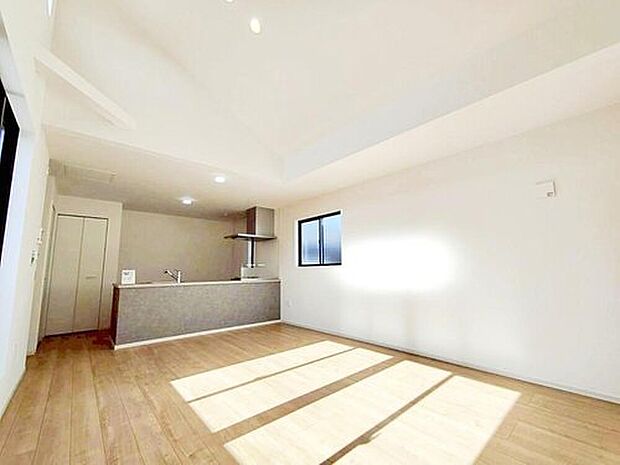 【リビング】大きな窓で明るいリビングスペースです☆家族の食事や団らんのほか、子供を遊ばせたり、友人を招いたりするＬＤＫは住まいの中心。長時間過ごす場所だから、その空間は住まい全体の居心地を左右します。

