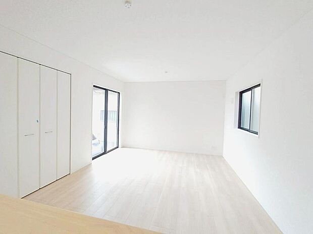 【リビング】大きな窓のあるリビングは、陽光あふれる明るい空間です。居心地良く、ご家族皆がゆったり寛げる憩いの空間となりそうです☆