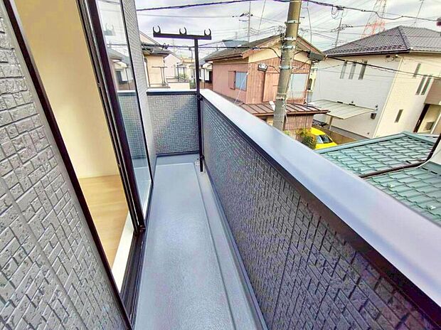 【バルコニー】晴れた日にはたっぷりのお洗濯ものを干すことができるバルコニー。南東向きで朝日と午前中の日差しがたっぷりで気持ちよく過ごせそうですね◎