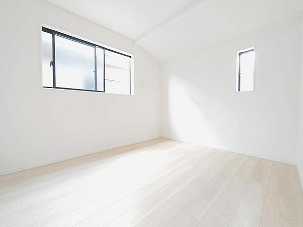 【リビング以外の居室】2階洋室◎穏やかな光が差し込む室内には、穏やかな時間が流れます。休日には、落ち着いた空間で自分の趣味を楽しむのはいかがですか。