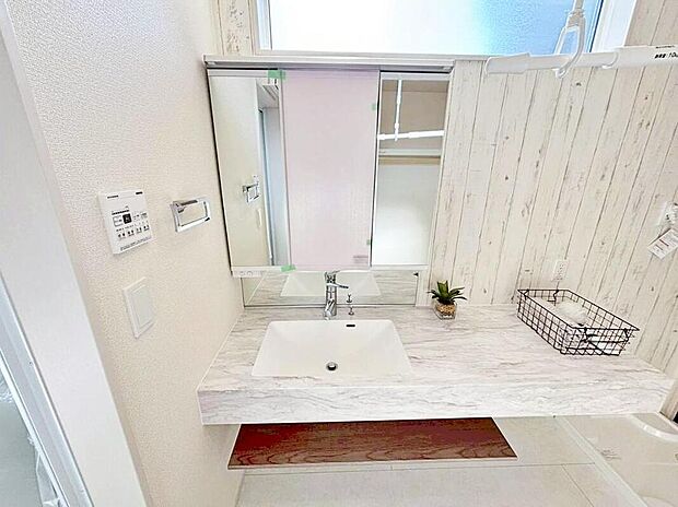 【洗面台・洗面所】明るく清潔感溢れるサニタリースペース。毎日使う場所だからこそ、快適な空間となっております。