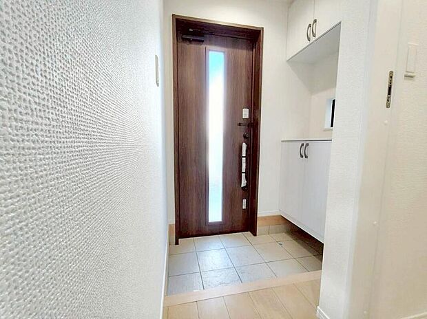 【玄関】訪れる人を優しく迎える、スタイリッシュな玄関。ご家族が増えると靴の数も増えますね。玄関にはたっぷり収納の下駄箱を完備しております！