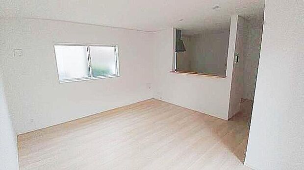 【リビング】明るく開放感のあるリビング。対面式キッチンは、いつでもご家族を感じられる空間作りの重要ポイントになりそうです。