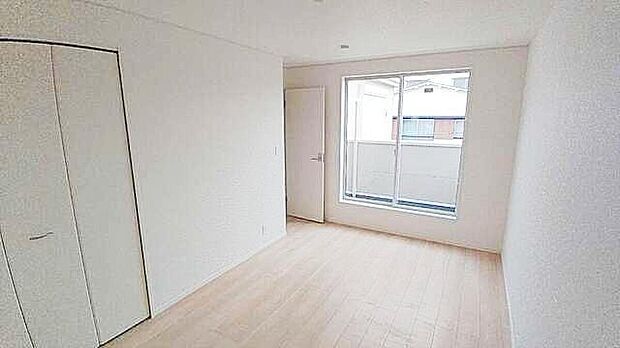 【リビング以外の居室】充分な広さの収納を備え、普段使いの洋服も選ぶのが楽しくなりそう♪採光良好な洋室は、快適空間。プライベートの時間もゆったりお寛ぎ頂けそうです。