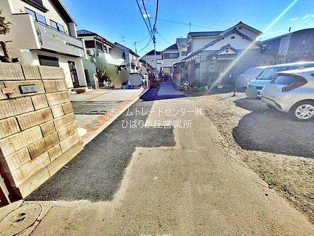 【☆前面道路含む現地写真☆】周辺道路は車通りが少ないため、駐車の際に慌てることがなく安心です。幅６ｍ道路で広々とした開放感♪