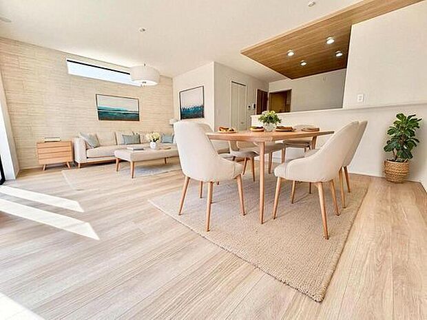 【リビング】☆32号棟☆
家族の一体感を感じられる広々スペース。家族と過ごす時間を大切にする方にぴったりのゆとりの住空間。オフの時間が楽しみになりそうです。