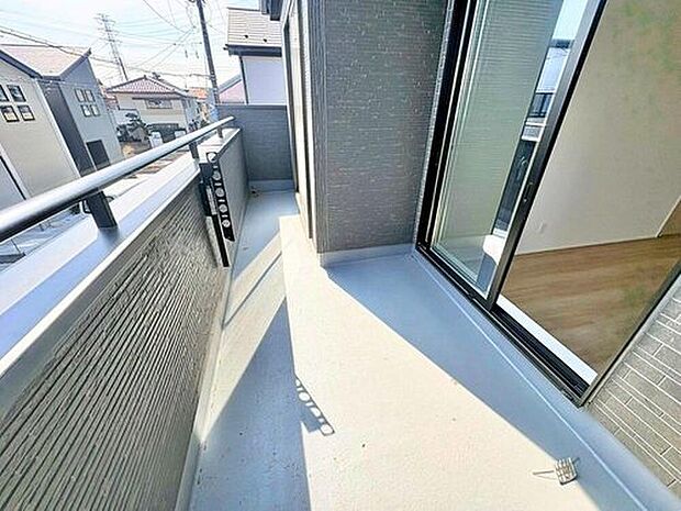 【バルコニー】日当たりのよい開放感のあるバルコニー。
一度にたくさんの洗濯物を干すことができます。
