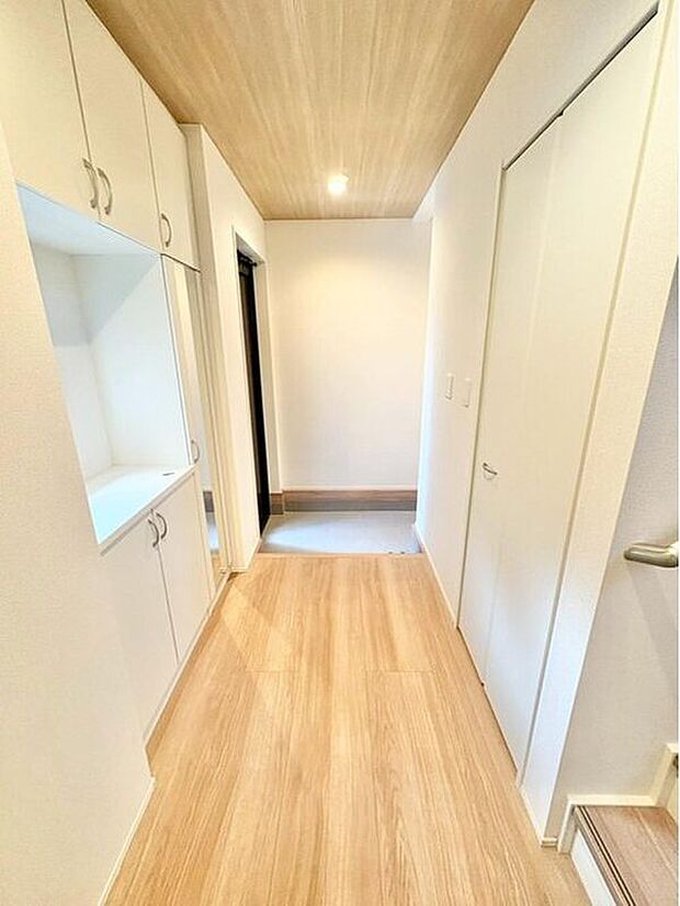 【玄関】☆32号棟☆
訪れる人を優しく迎える、スタイリッシュな玄関。ご家族が増えると靴の数も増えますね。玄関収納にプラスして収納力のあるシューズインクローゼットつきです。