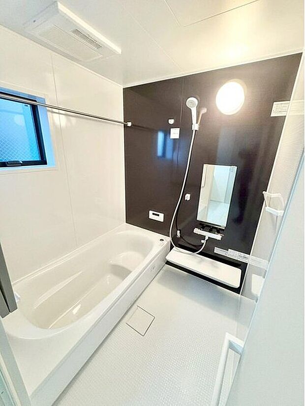 【浴室】毎日の疲れを癒す浴室は１坪タイプです。足を伸ばしてゆっくりとくつろげます。窓があるので、湿気もこもらないのも、うれしいですね♪