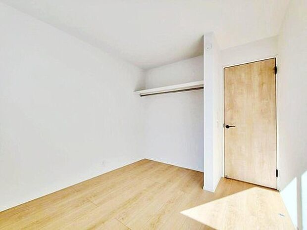 【リビング以外の居室】充分な広さの収納を備え、普段使いの洋服も選ぶのが楽しくなりそう♪採光良好な洋室は、快適空間。プライベートの時間もゆったりお寛ぎ頂けそうです。

