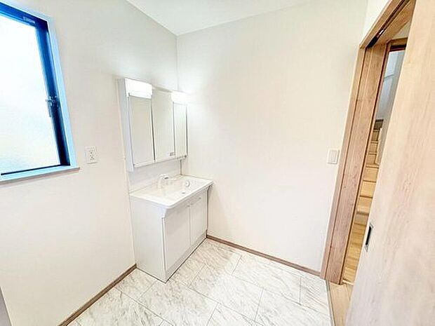 【洗面台・洗面所】明るく清潔感溢れるサニタリースペース。毎日使う場所だからこそ、快適な空間となっております。