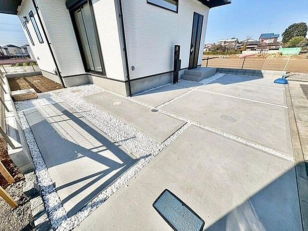 【駐車場】嬉しいコンクリート仕上げのカースペース。雨の日も足元を気にせず外出できます♪