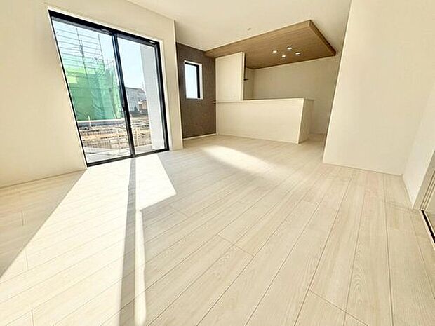 【リビング】大きな窓のあるリビングは、陽光あふれる明るい空間です。居心地良く、ご家族皆がゆったり寛げる憩いの空間となりそうです。