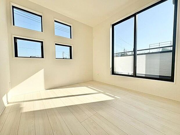 【リビング以外の居室】2面採光を確保した明るい室内は、風通しも良く、大変居心地の良い空間となっております。爽やかな風を感じて起きる朝は、快適生活の始まりに！