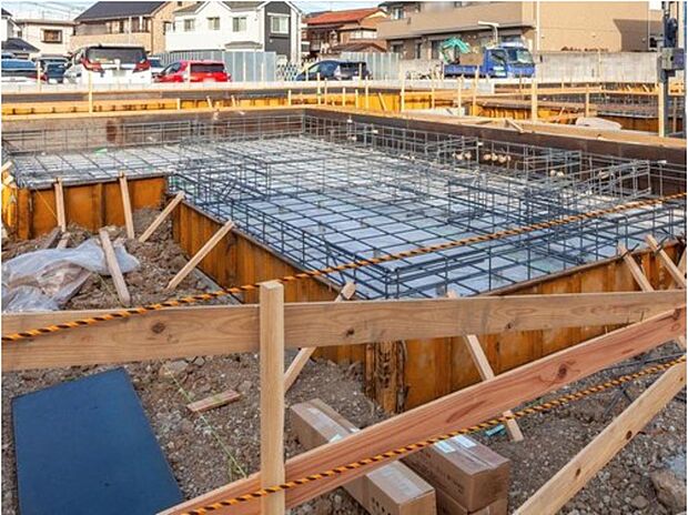 【構造・工法・仕様】立ち上がりと底面全体が一体の鉄筋コンクリート造（仕上がり幅150ｍｍ・底盤厚150ｍｍ）。「不同沈下」や「地面からの湿気」に対する有効な措置と言えます。また、基礎と土台とをつなぐアンカーボルトは、大きな地震などにより建物が基礎から外れたり持ち上げられたりしないための役割があります。

