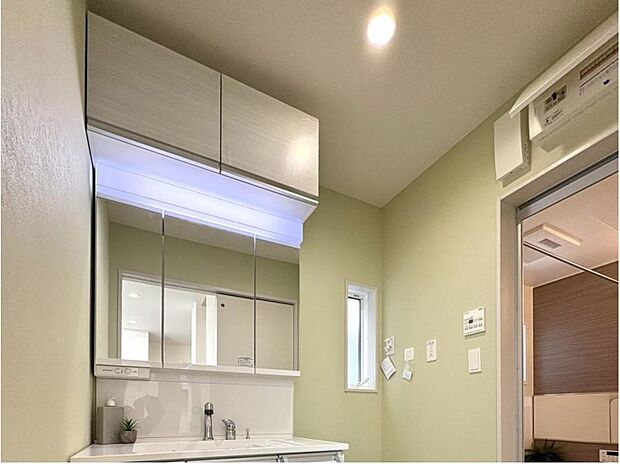 【洗面台・洗面所】明るく清潔感溢れるサニタリースペース。毎日使う場所だからこそ、快適な空間となっております。

