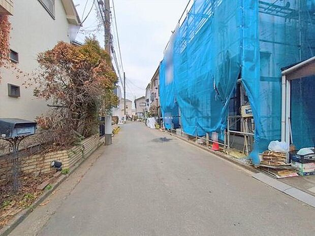 【前面道路含む現地写真】住環境良好な人気の低層住居専用地域に立地しております。守られた環境は、お子様との暮らしにもおすすめです。

