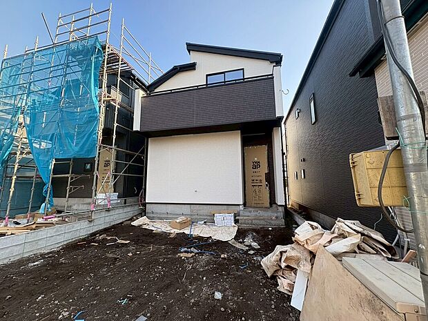 【前面道路含む現地写真】【前面道路含む現地写真】
子育て環境にはピッタリな落ち着いた雰囲気の住宅地♪戸建ては建物が独立しているため、マンションのように上下階や隣からの騒音を気にせずに過ごせるのもポイントですね♪