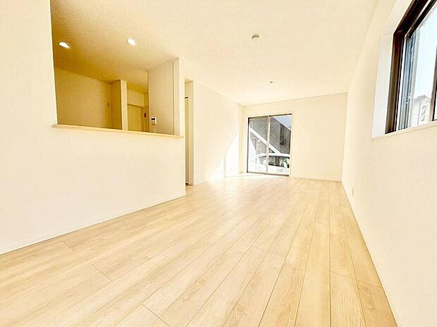 【リビング】ここにはみんなが集い、食事と楽しい会話が始まる。話に夢中になりすぎて、ついつい時を忘れ時間が過ぎてしまう。そんな束の間の幸せを感じさせてくれる場所となることでしょう。