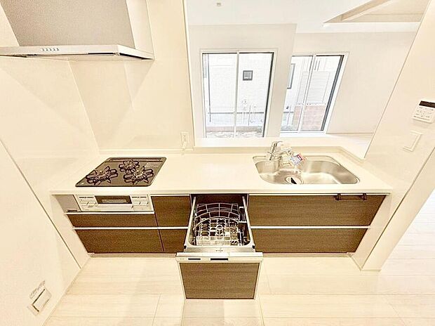 【キッチン】収納力豊富、爽やかなシステムキッチンを用意しております。さっと拭き取るだけで汚れが簡単にとれますので、キッチンスペースをいつでもすっきりとお使い頂けます。