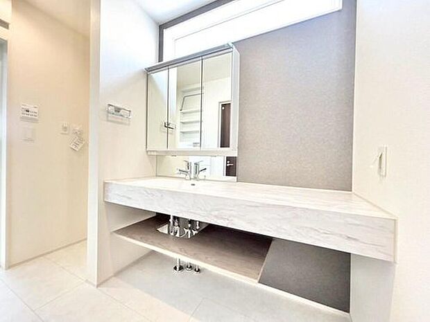 【洗面所】明るく清潔感溢れるサニタリースペース。毎日使う場所だからこそ、快適な空間となっております。