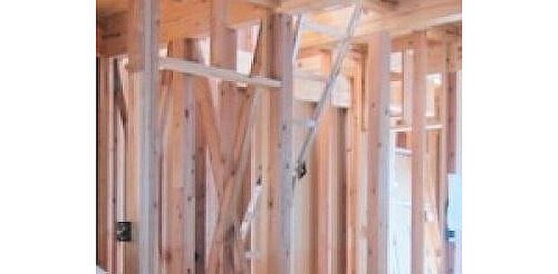 【横からの力に耐える「筋交い」】柱と柱の対角線に取り付けられるもので、片方向の片筋交い、両方向のたすき筋交いがある。在来工法では、必要箇所に筋交い耐力壁を配置し補強します。