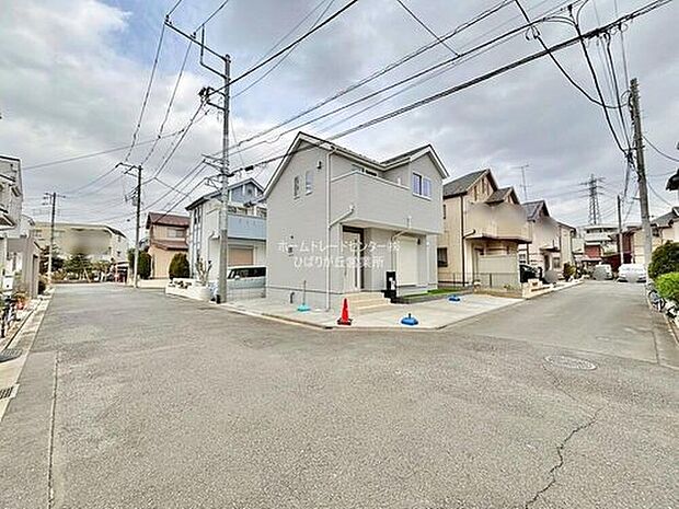 【前面道路含む現地写真】ひとたび扉を開けばそこに待っているのは上質な空間とマイホームでの新生活をイメージさせる優雅なひととき。「この家なら…」ではなく「ここに住みたい♪」と思う感動をお届けいたします。