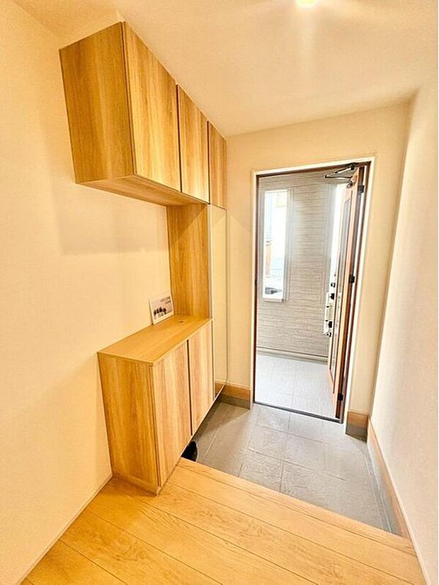 【玄関】お家に出会う人々を迎える玄関だからこそ、広々清潔感あふれる空間にしたいものです。採光・通風にも配慮された設計で毎日明るい空間をキープします♪