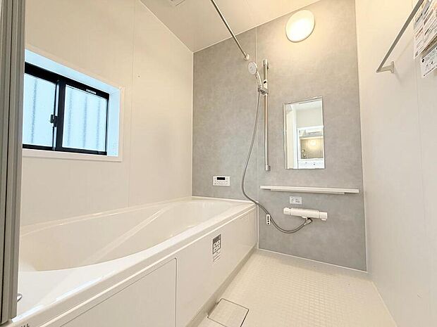 【浴室】毎日の疲れを癒す浴室は１坪タイプです。足を伸ばしてゆっくりとくつろげます。窓があるので、湿気もこもらないのも、うれしいですね♪