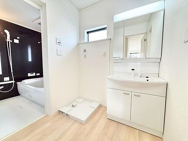 【洗面台・洗面所】明るく清潔感溢れるサニタリースペース。毎日使う場所だからこそ、快適な空間となっております。