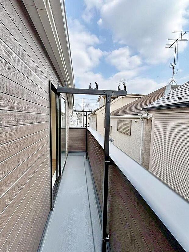 【バルコニー】バルコニーは、洗濯物や布団を干すだけでなく、暖かな陽射しや爽やかな風を存分に取り込み、お部屋に解放感をもたらします☆