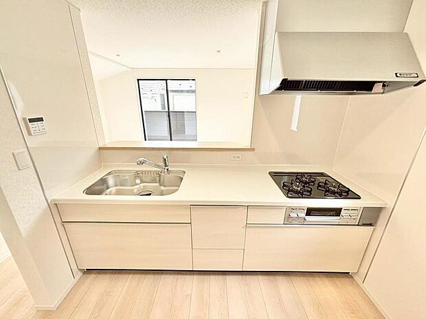 【キッチン】収納力豊富、爽やかなシステムキッチンを用意しております。さっと拭き取るだけで汚れが簡単にとれますので、キッチンスペースをいつでもすっきりとお使い頂けます。