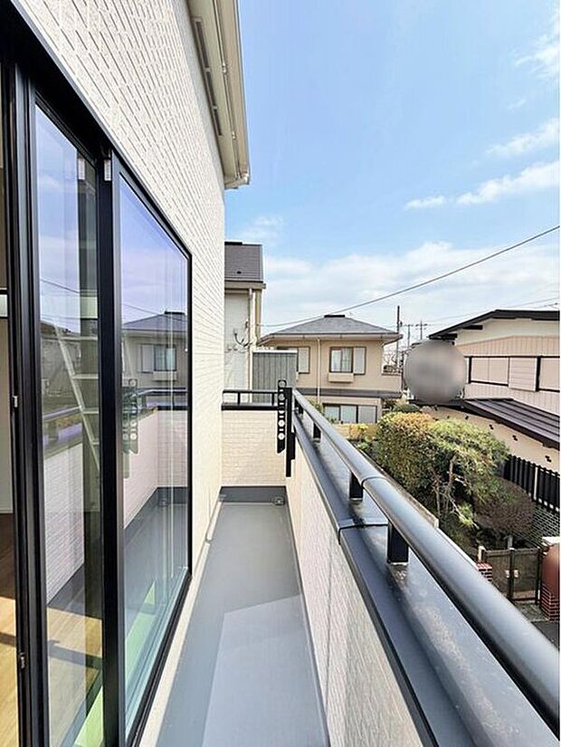 【バルコニー】日当たりのよい広さのあるバルコニー。一度にたくさんの洗濯物を干すことができます。