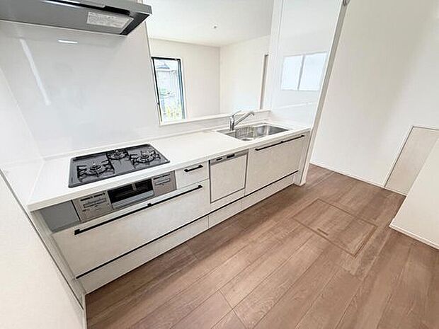 【 キッチン】大容量の収納スペースは取り出しやすく、しまいやすいスライドタイプ、大きな鍋などの調理器具や、調味料も出し入れしやすいですね。