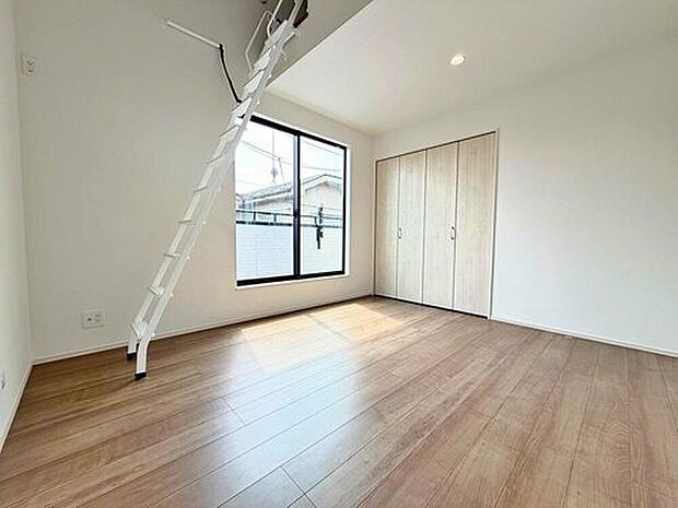 【 リビング以外の居室】お陽さまの光をさわやかな風をたっぷりとりこめます。室内はいつも明るい印象なので気持ちの良い朝を迎えられます。毎日の生活も明るくなりそうです。