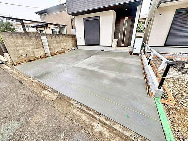 【駐車場】カースペース２台分ございますので、家族分の自転車を駐輪したり、来客用の駐車スペースとしてもお使いいただけます。