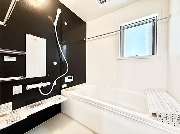 ■落ち着いた色合いの壁面、ゆっくり、ゆったり寛げるバスルーム。