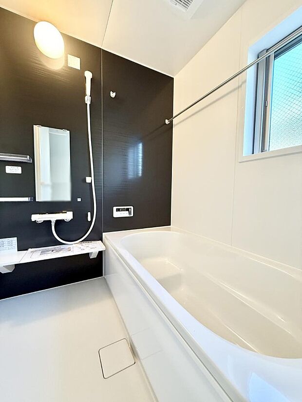 ■落ち着いた色合いの壁面、ゆっくり寛げるバスルーム