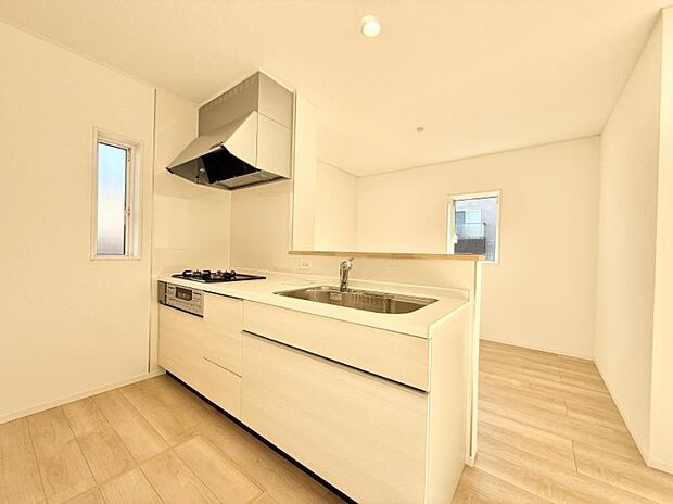 小窓があるので、明るさと開放感たっぷりなキッチン！