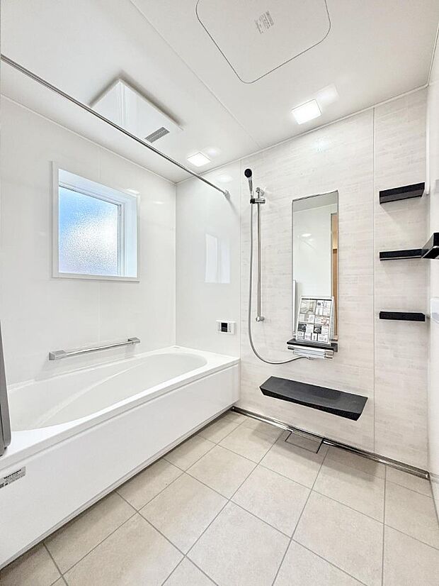 ■落ち着いた色合いの壁面、ゆっくり寛げるバスルーム