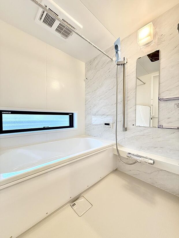 ■落ち着いた色合いの壁面、ゆっくり寛げるバスルーム