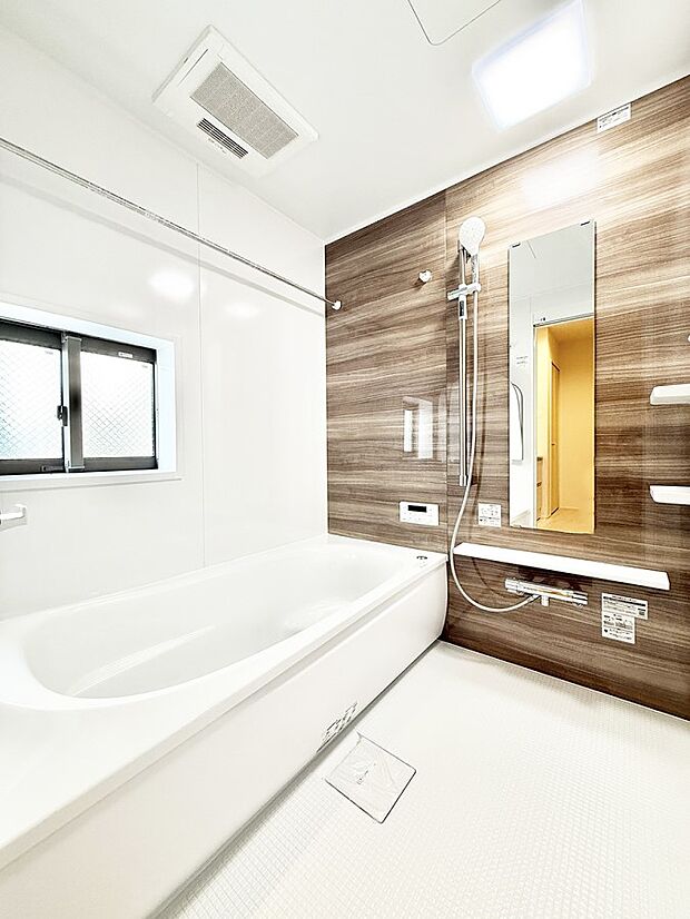 ■落ち着いた色合いの壁面、ゆっくり寛げるバスルーム