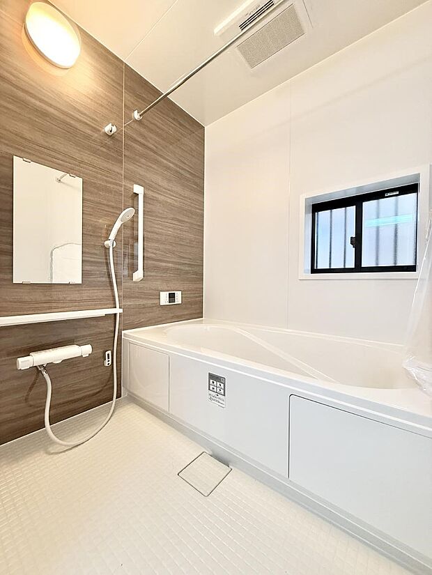 ■落ち着いた色合いの壁面、ゆっくり寛げるバスルーム