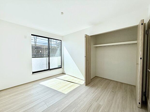 ■大きな窓は開放感があり、明るさ通風バッチリです