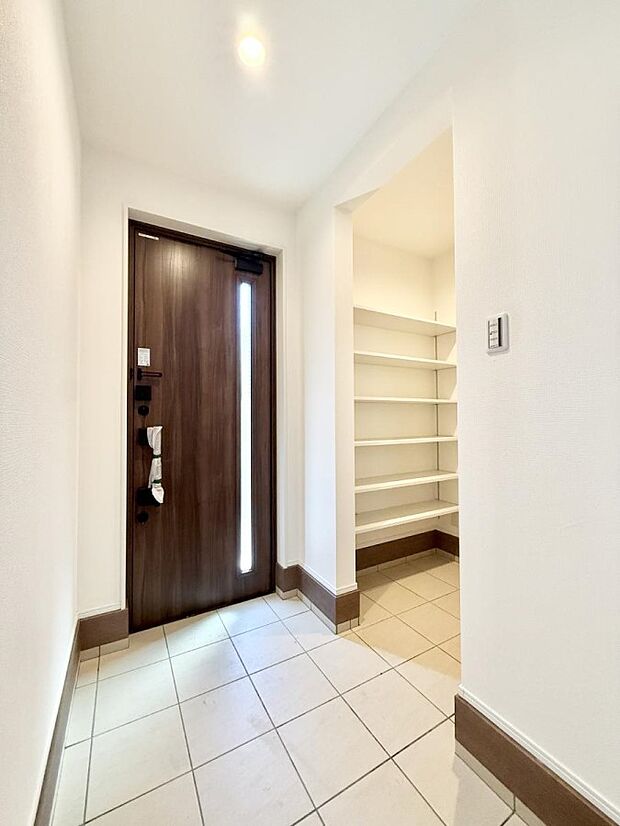 広々玄関ホールが家族をお出迎え、収納豊富なシューズクローゼット付。