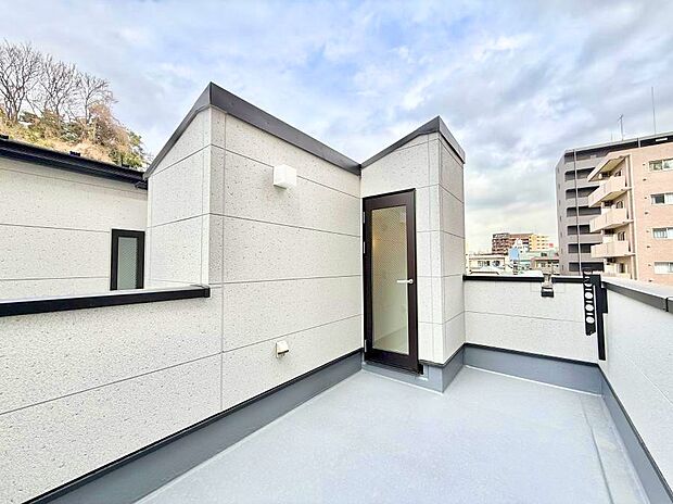 ■ 心地よい風と光を感じる、くつろぎのバルコニー