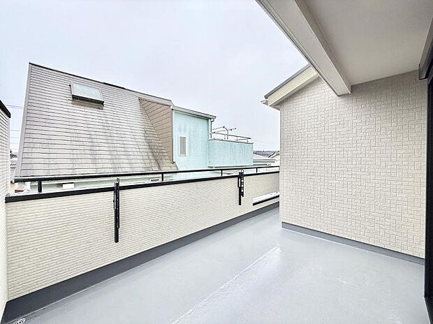 ■ 心地よい風と光を感じる、くつろぎのバルコニー