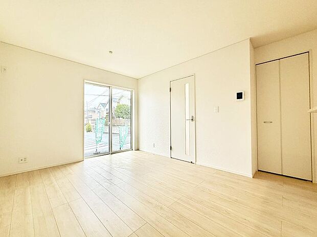 白を基調としたリビングはどんなインテリアにもマッチします  